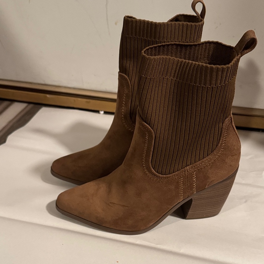 Universal Thread Tan Heeled Boots